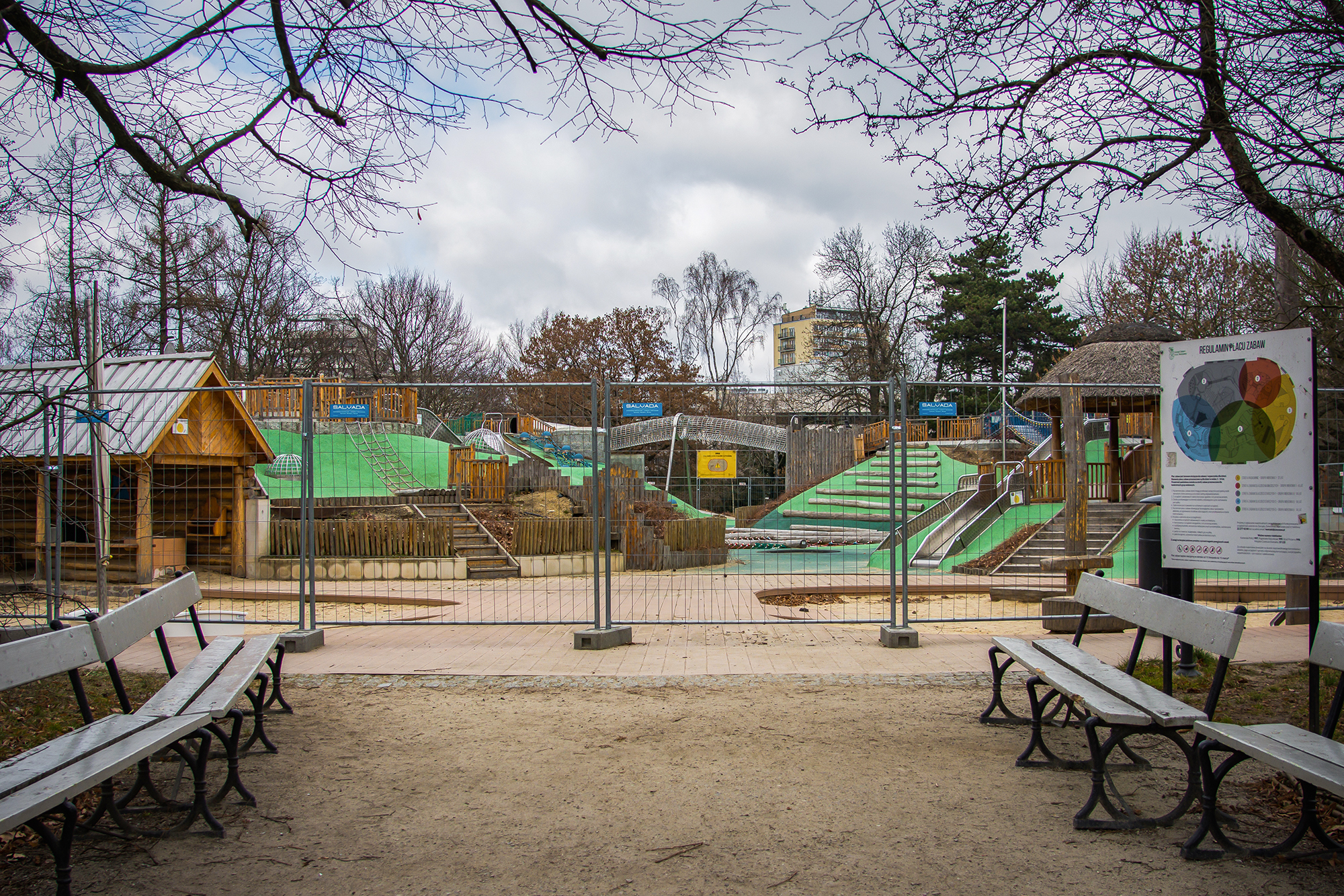 Zamknięty plac zabaw w Parku Ujazdowskim - ogrodzenie stoi wokół urządzeń do zabawy