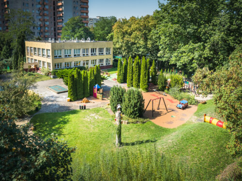 Widok z góry na budynek przedszkola i boisko.