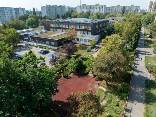 Widok z góry na budynek szkoły.