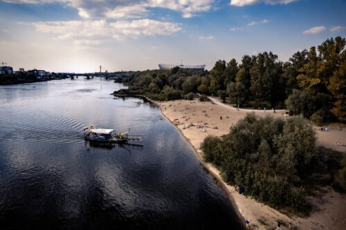 Prom na Wiśle, dobija do plaży Saskiej