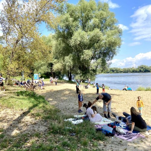 Ludzie odpoczywają wiosną na plaży Żoliborz