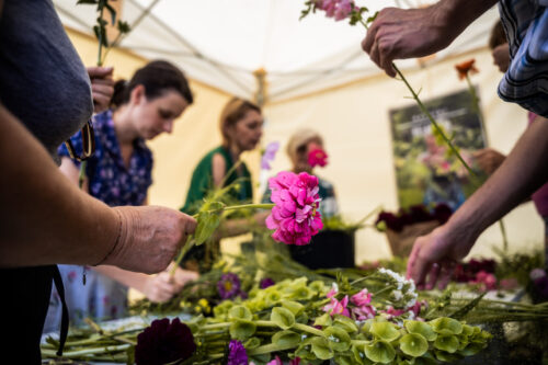 Kobiety układają kwiaty na stole