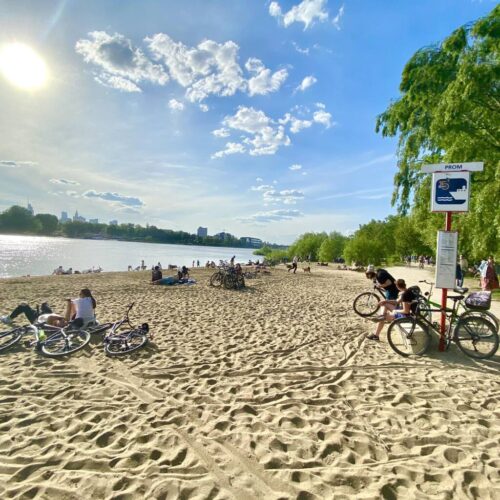 Mieszkańcy odpoczywają na plaży nad Wisłą, rowery, słońce
