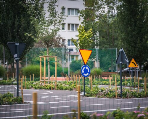 Miasteczko rowerowe wśród zieleni na skwerze przy ul. Gibalskiego