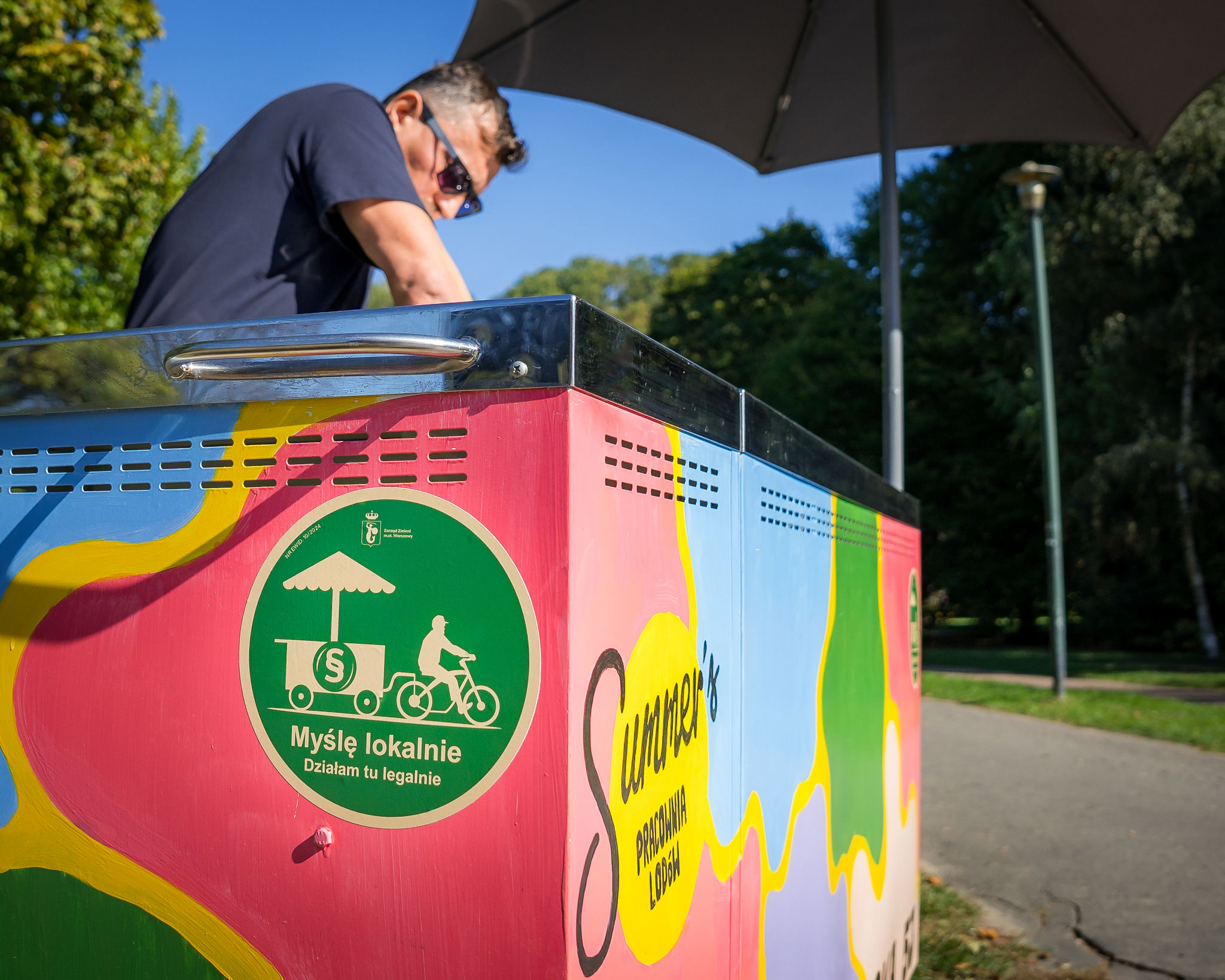 Sprzedawca lodów w parku - kolorowy wózek