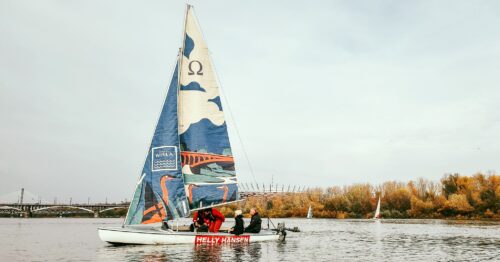 Osoby płyną łodzią