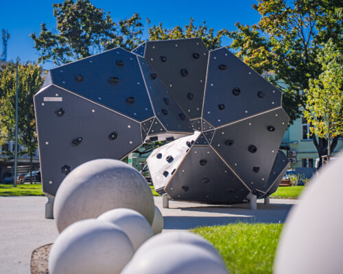 Urządzenia do zabawy i wspinania na skwerze Gwary Warszawskiej