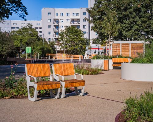 Alejki, ławki, zieleń na skwerze Gwary Warszawskiej