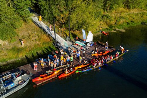 Kajaki pełne ludzi przy pomoście w Porcie Czerniakowskim