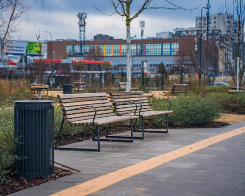Ławki na parku nad POW