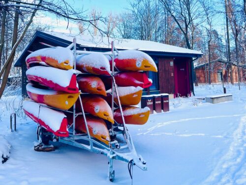 Kajaki pokryte śniegiem w Przystani Warszawa
