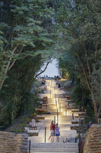 Park Akcji "Burza" - schody prowadzące na Kopiec Powstania Warszawskiego