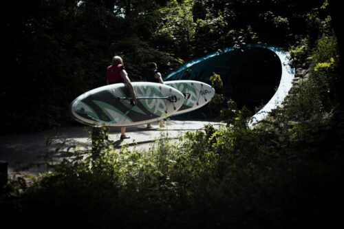 Ludzie z SUP-ami nad Wisłą