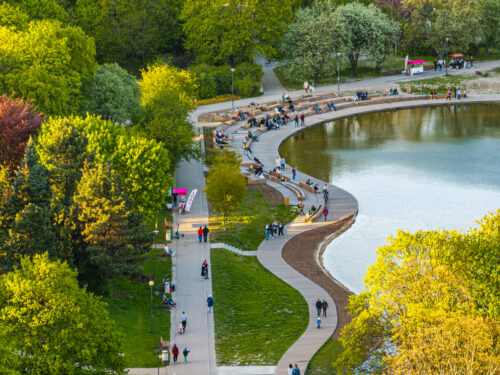 Staw, alejki i ludzie na Polu Mokotowskim