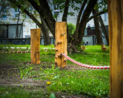 Nowe słupki i lina do ćwiczenia na skwerze