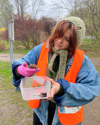 wolontariuszka trzyma w dłoni ropuchę