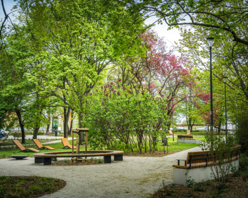 Nowe ławki, alejki i leżaki na skwerze