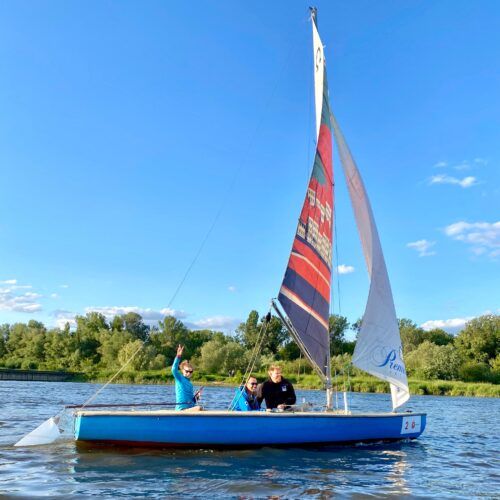 Jacht płynie po Wiśle