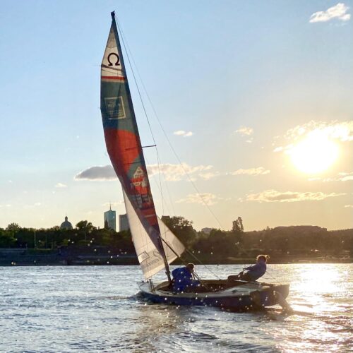 Jacht na Wiśle, dwóch mężczyzn żegluje