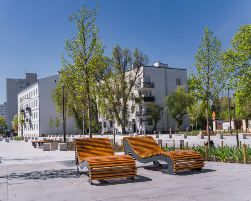 Drewniane leżaki na Zielonym Placu na Pradze-Północ