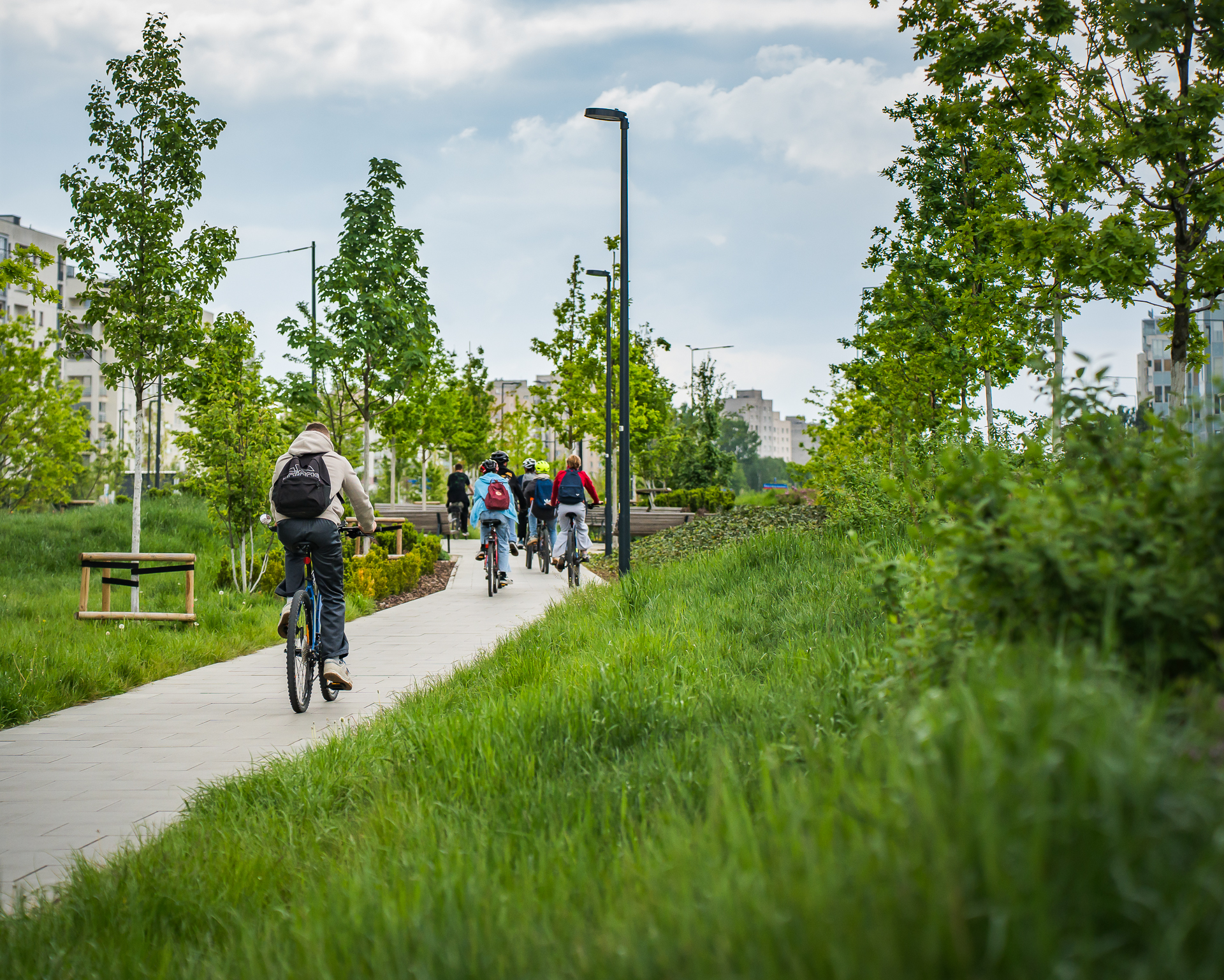 Zieleń, alejki, rowerzyści - park nad POW