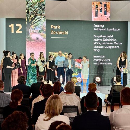 Pracownicy ZZW i architekci krajobrazu odbierają nagrodę dla Parku Żerańskiego