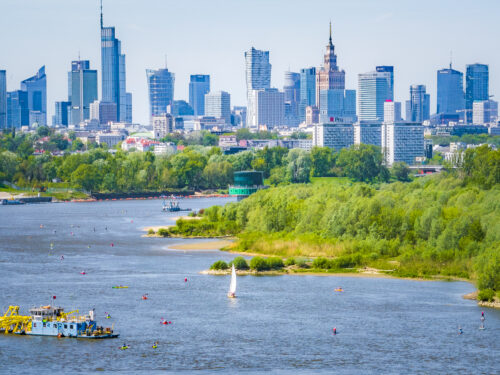 Widok na Wisłę, zieleń nad Wisłą, jachty i wieżowce w tle