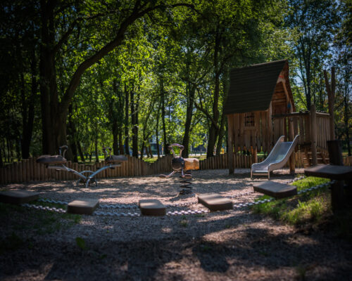 Naturalny plac zabaw w zieleńcu