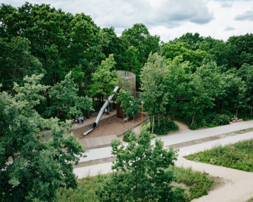 Park linowy wśród drzew w Parku Żerańskim