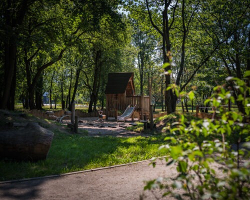 Naturalny plac zabaw w zieleńcu