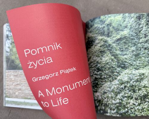 Rozkładówka artykułu książki do tekstu Grzegorza Piątka o tytule "Pomnik życia"