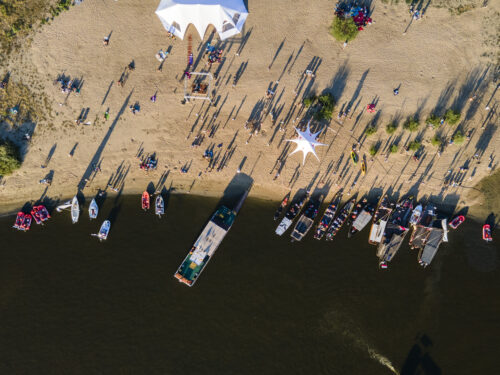 Plaża, łodzie, ludzie na plaży