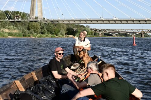 Ludzie i zwierzęta na łódce, akcja zbierania śmieci