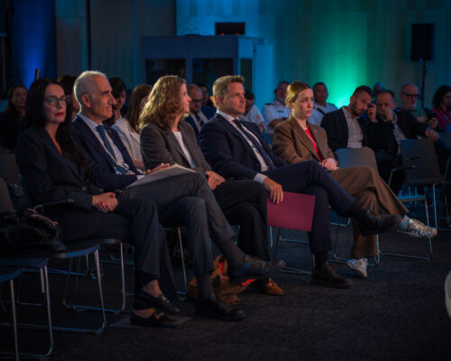 Ludzie słuchają na konferencji